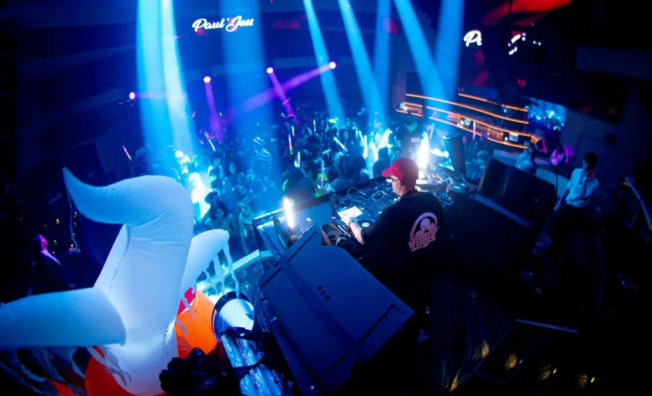 Jóvenes bailando en una discoteca light sin alcohol en Alicante
